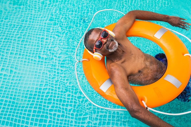 Hombre senior feliz fiesta en la piscina