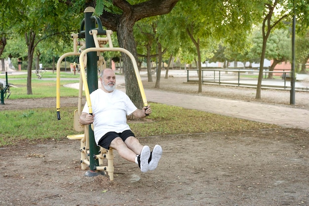 Hombre senior feliz haciendo ejercicio al aire libre