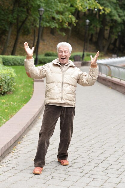 Hombre senior feliz en el parque