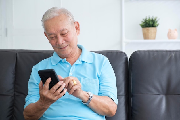 Hombre senior feliz usando tecnología en línea