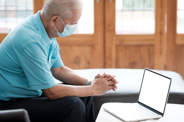 Hombre senior feliz usando tecnología en línea