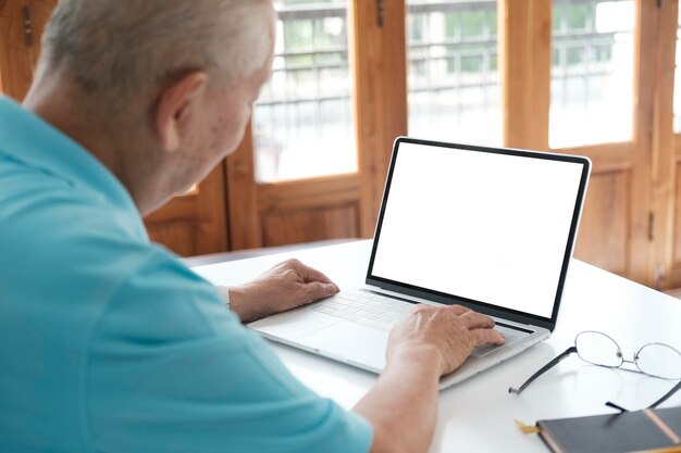 Hombre senior feliz usando tecnología en línea