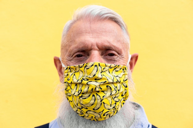 Hombre senior hipster con mascarilla de moda