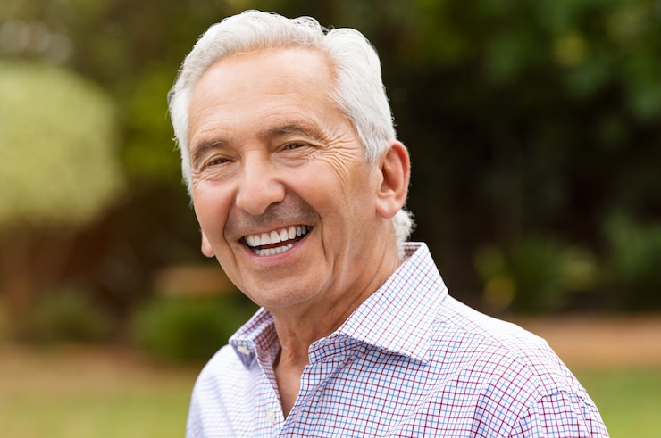 Foto hombre senior jubilado sonriente