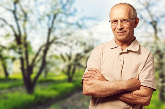 Hombre senior pensativo con gafas al aire libre