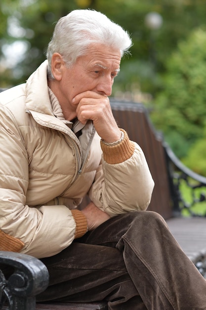 Hombre senior serio pensando en el parque