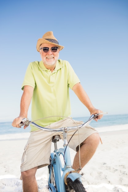 Hombre senior sonriente con bicicleta