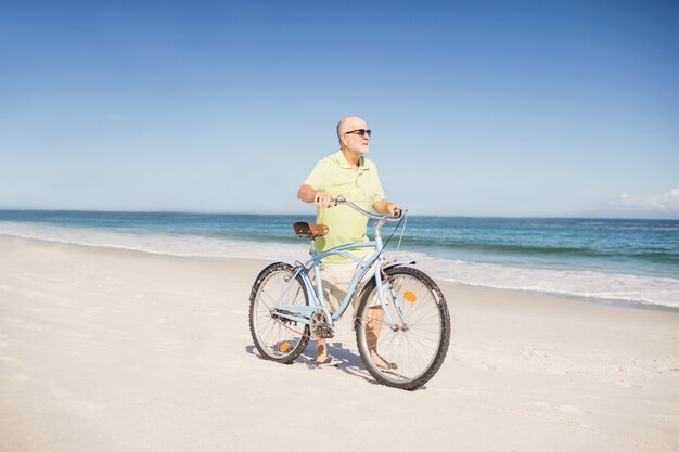 Hombre senior sonriente con bicicleta