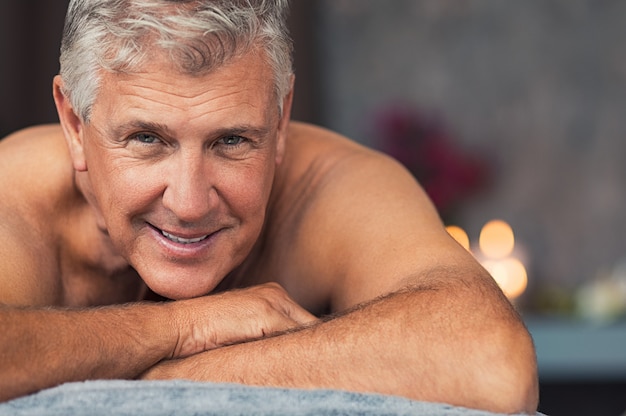 Hombre senior sonriente en el spa