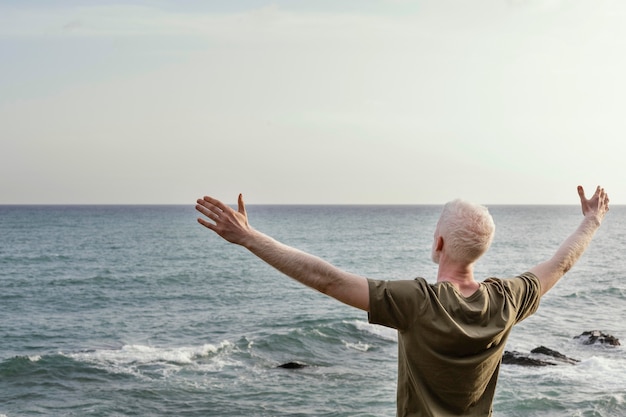 Foto hombre senior de tiro medio en la playa