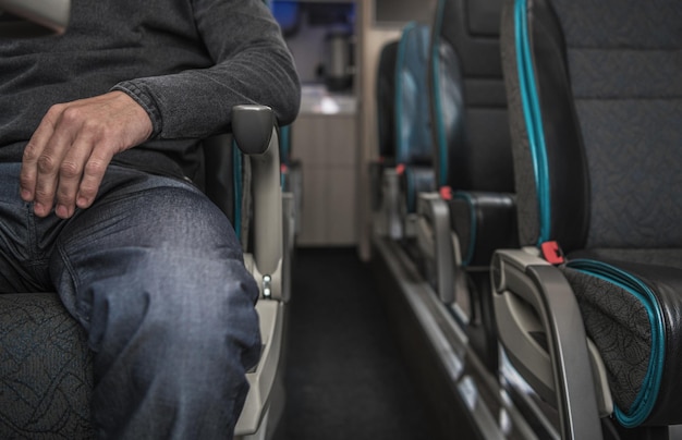 Foto hombre sentado en un asiento en el autobús