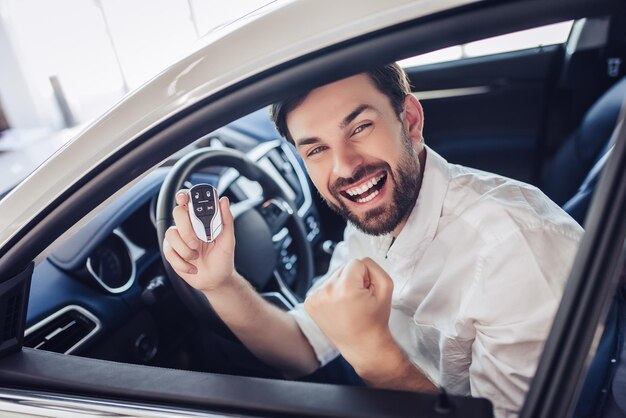 Foto hombre sentado en el auto nuevo