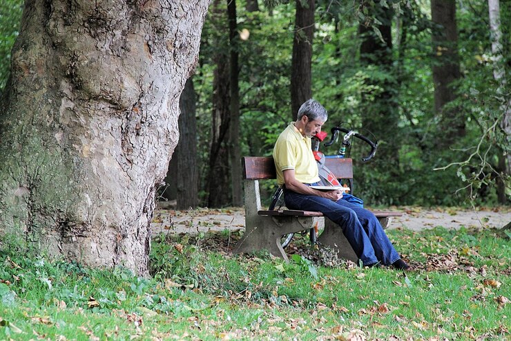Foto hombre sentado en un banco en el parque