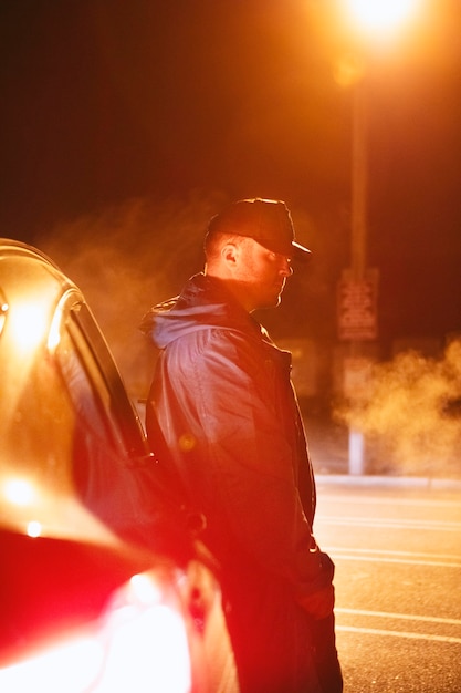 Hombre sentado en el coche por la noche