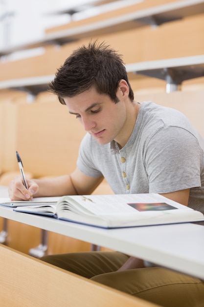 Hombre sentado escribiendo