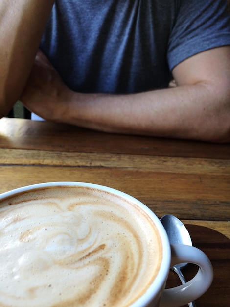 Hombre sentado junto a la mesa de café