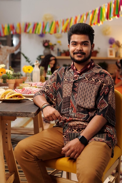 Foto hombre sentado a la mesa con comida casera