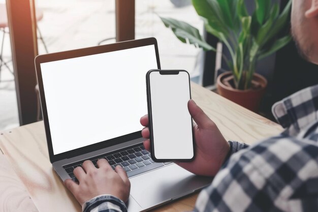 Foto hombre sentado en la mesa usando una computadora portátil