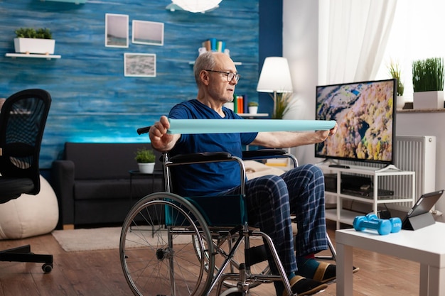 Foto hombre sentado en una silla en un café