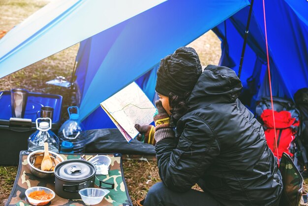 Hombre sentado en una silla en el campamento