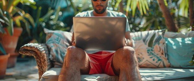 Foto hombre sentado en el sofá usando una computadora portátil