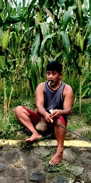 Hombre sentado en tierra a toda longitud