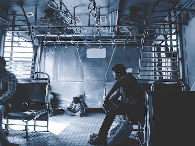 Foto hombre sentado en el tren
