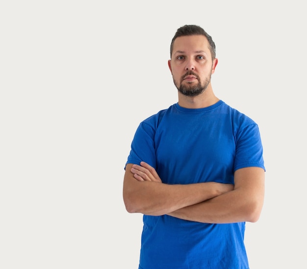 Hombre serio en camiseta aislado.