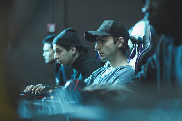 Hombre serio con gorra trabajando en el centro de bases de datos