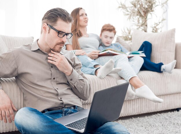 Hombre serio mirando la pantalla del portátil