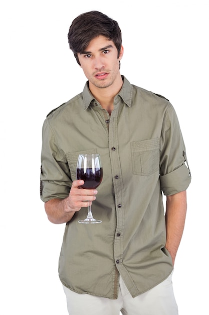 Hombre serio sosteniendo un vaso de vino