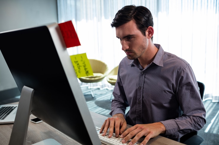 Foto hombre serio trabajando en el escritorio