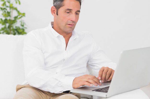Hombre serio usando su computadora portátil
