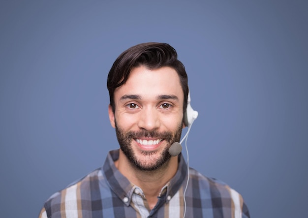 Hombre de servicio de atención al cliente con fondo morado.