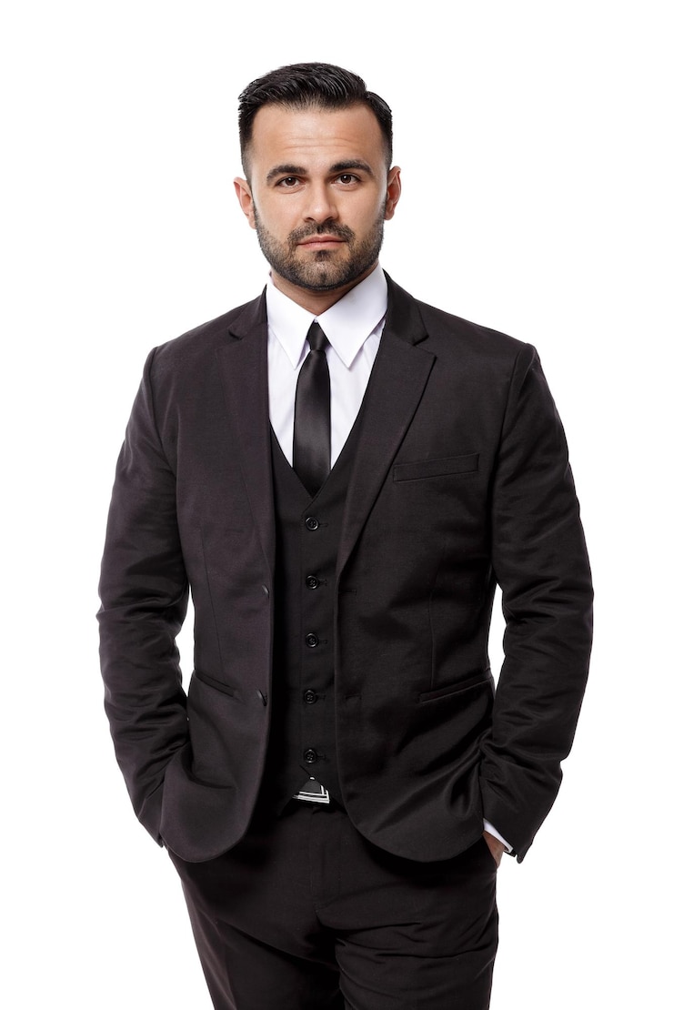 Foto hombre sexy elegante guapo en traje negro sobre fondo blanco. empresario