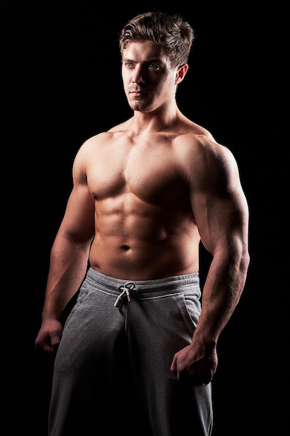 Foto hombre sexy fitness muscular