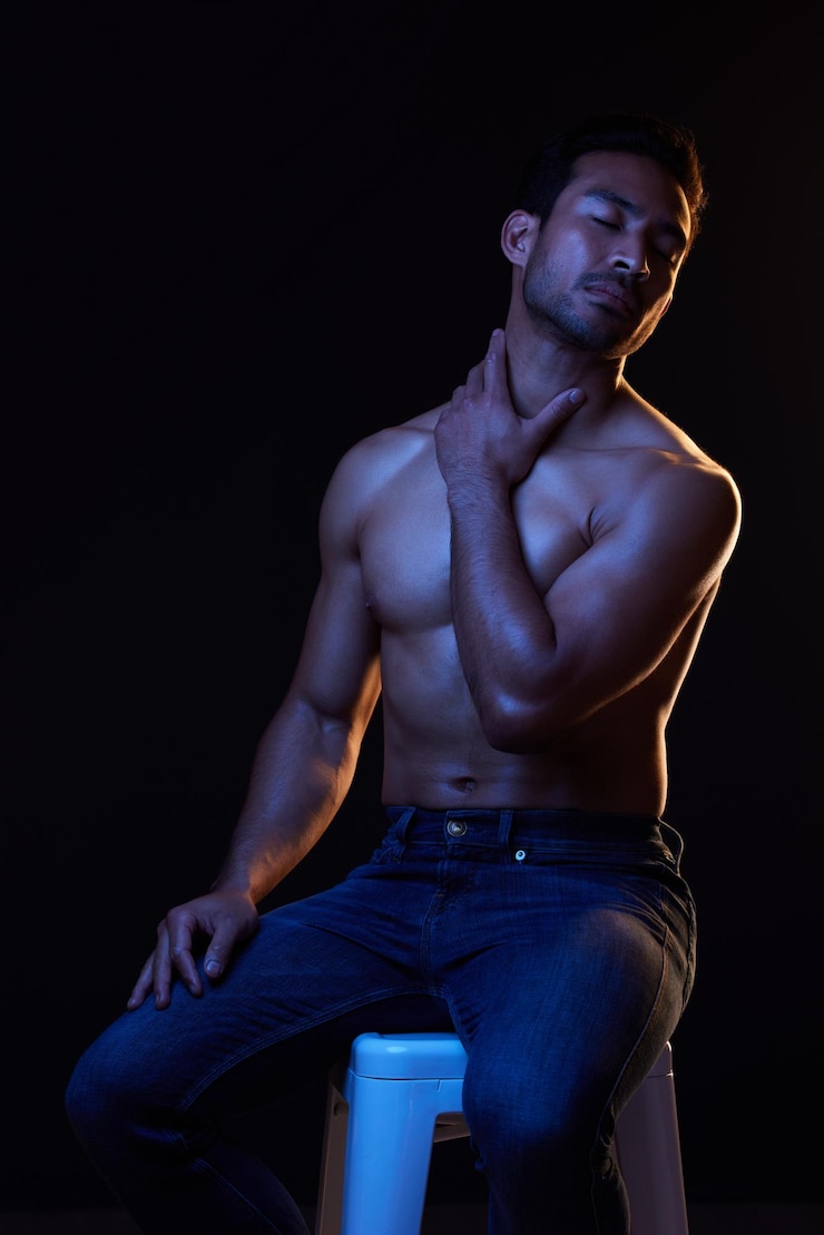 Foto hombre sexy en topless sobre fondo negro para inspiración fitness belleza estética o fantasía saludable arte cuerpo fuerte y modelo masculino seductor con estudio oscuro muscular e iluminación azul neón