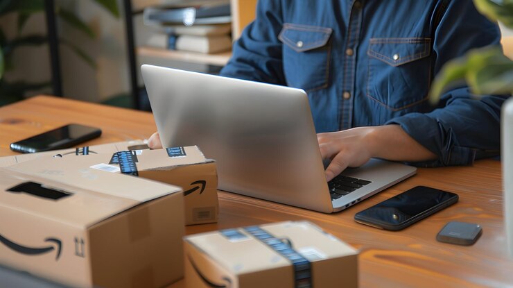 Foto un hombre se sienta en un escritorio con una computadora portátil y una caja de pañuelos