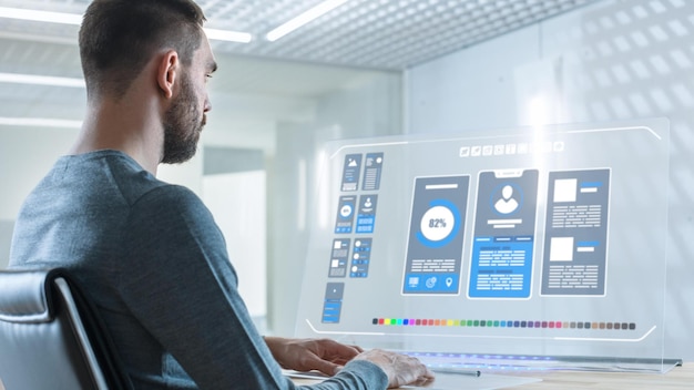 Un hombre se sienta frente a una computadora con una pantalla que dice "oc"