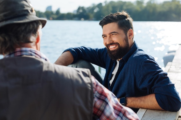 El hombre se siente feliz pasando la mañana con un amigo