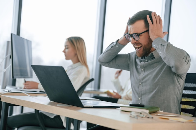 El hombre se siente mal por el fracaso El equipo está trabajando juntos en la oficina Concepción del negocio