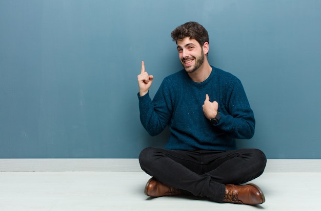 El hombre se siente orgulloso y sorprendido, apuntando a sí mismo con confianza, sintiéndose como el número uno exitoso