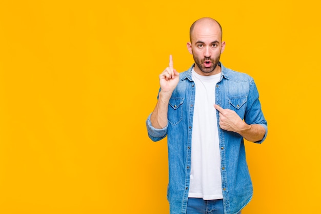 El hombre se siente orgulloso y sorprendido, apuntando a sí mismo con confianza