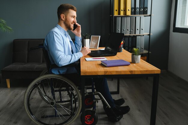 Hombre en silla de ruedas en casa o en la oficina