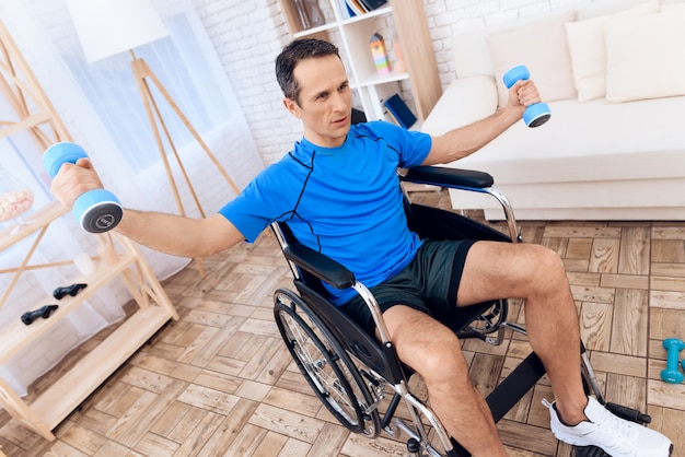 Un hombre en silla de ruedas hace deporte.