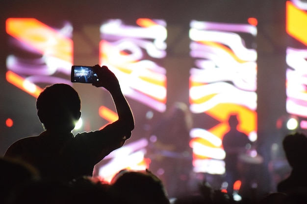 Foto hombre silueta en un concierto de música