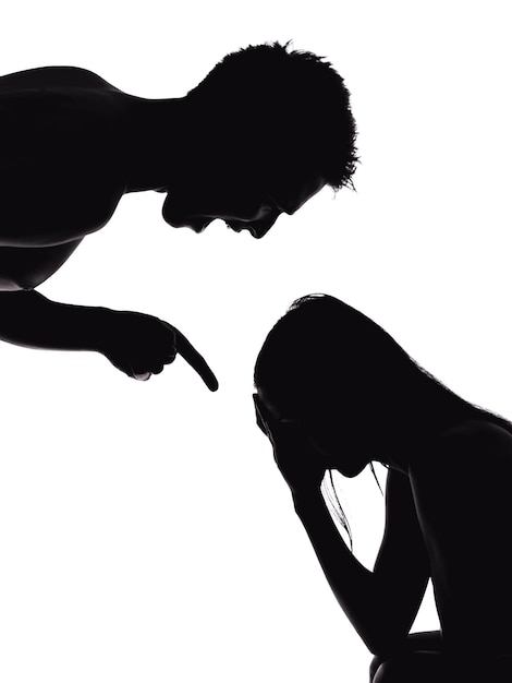 Hombre silueta gritando a su novia contra un fondo blanco
