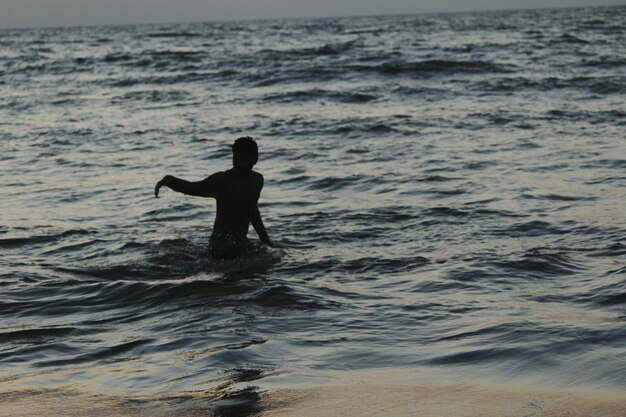 Hombre silueta en el mar