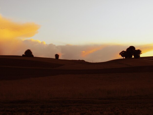 Foto hombre silueta en el paisaje contra el cielo durante la puesta de sol