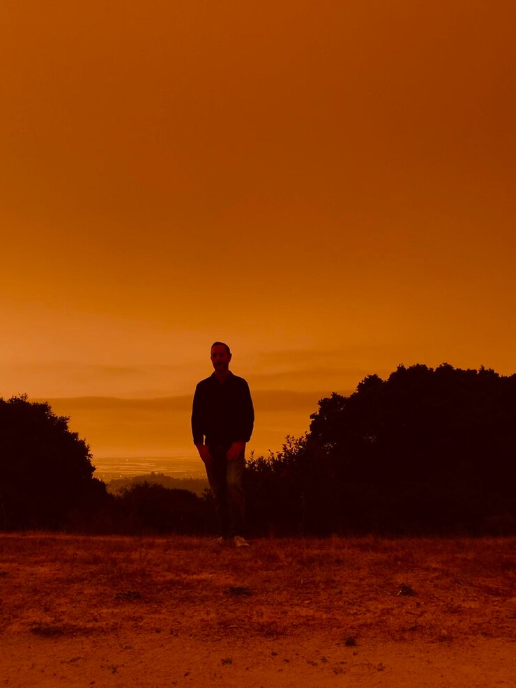 Foto hombre silueta de pie en el campo contra el cielo rojo de fuego